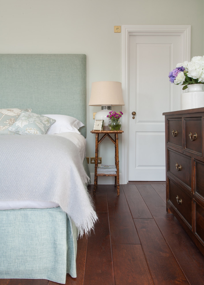 Bedroom - mid-sized transitional bedroom idea in London