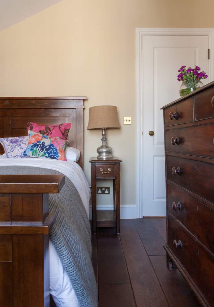 Bedroom - mid-sized transitional bedroom idea in London