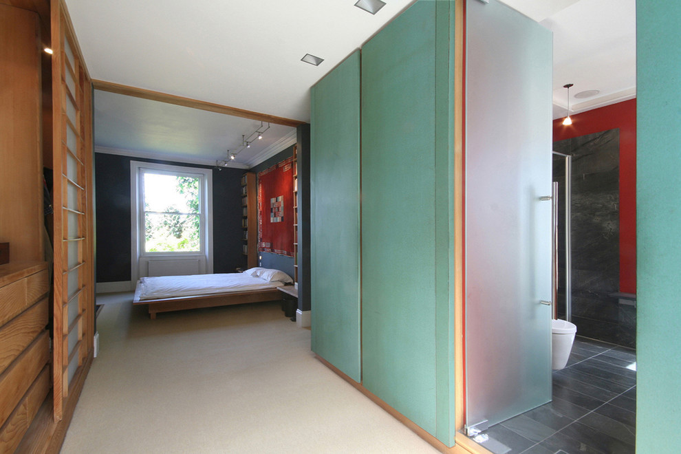 Immagine di una camera matrimoniale design con pareti grigie e moquette