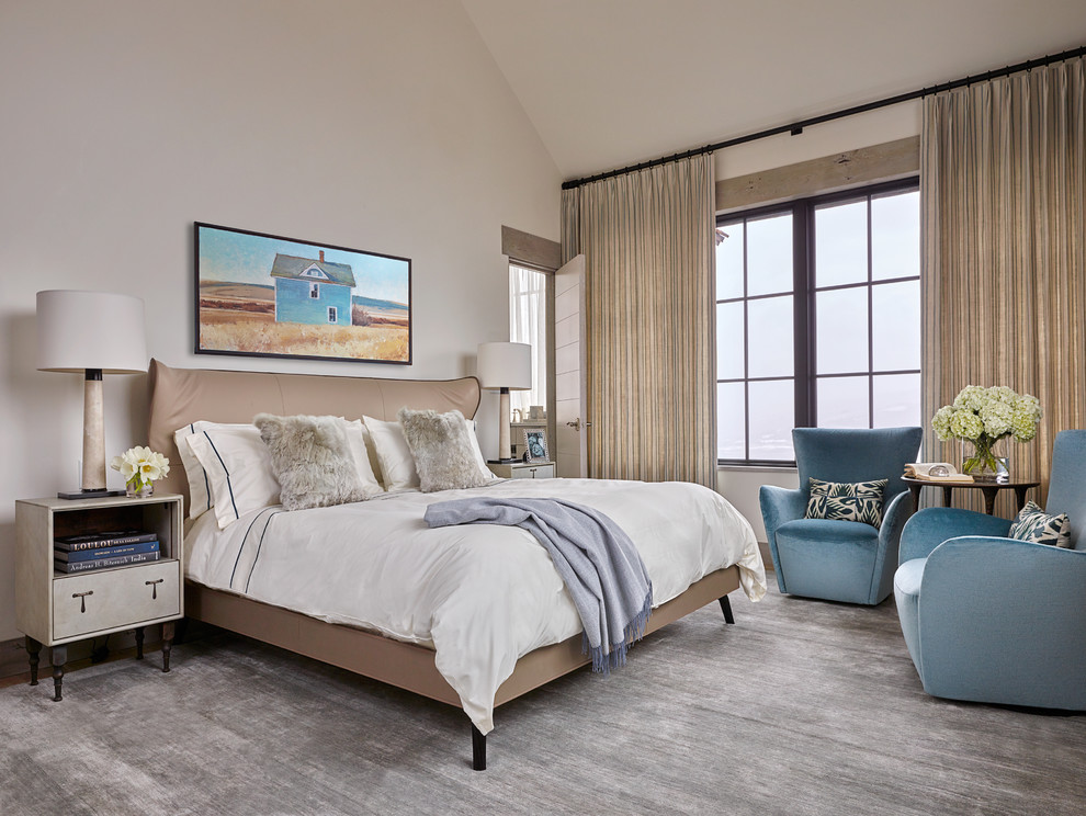 На фото: гостевая спальня среднего размера, (комната для гостей) в стиле неоклассика (современная классика) с белыми стенами, ковровым покрытием и серым полом без камина