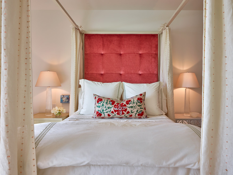 Foto di una camera degli ospiti minimal di medie dimensioni con pareti beige, moquette e nessun camino