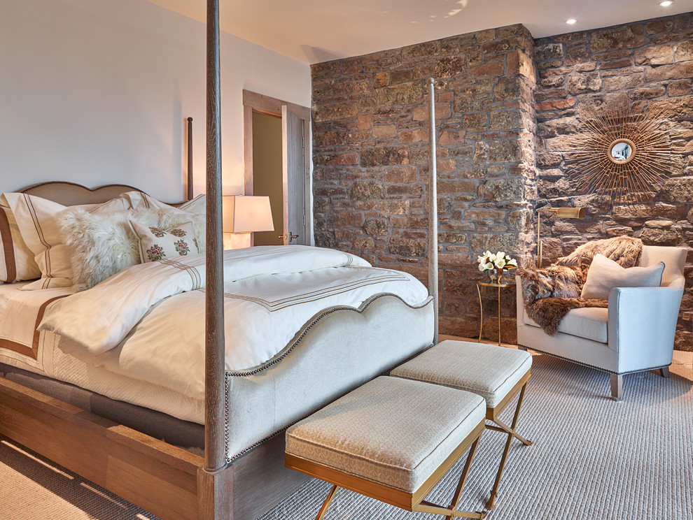 Ejemplo de habitación de invitados actual de tamaño medio sin chimenea con paredes marrones y moqueta