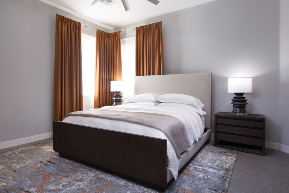 ラスベガスにある中くらいなコンテンポラリースタイルのおしゃれな主寝室 (グレーの壁、磁器タイルの床、グレーの床) のレイアウト