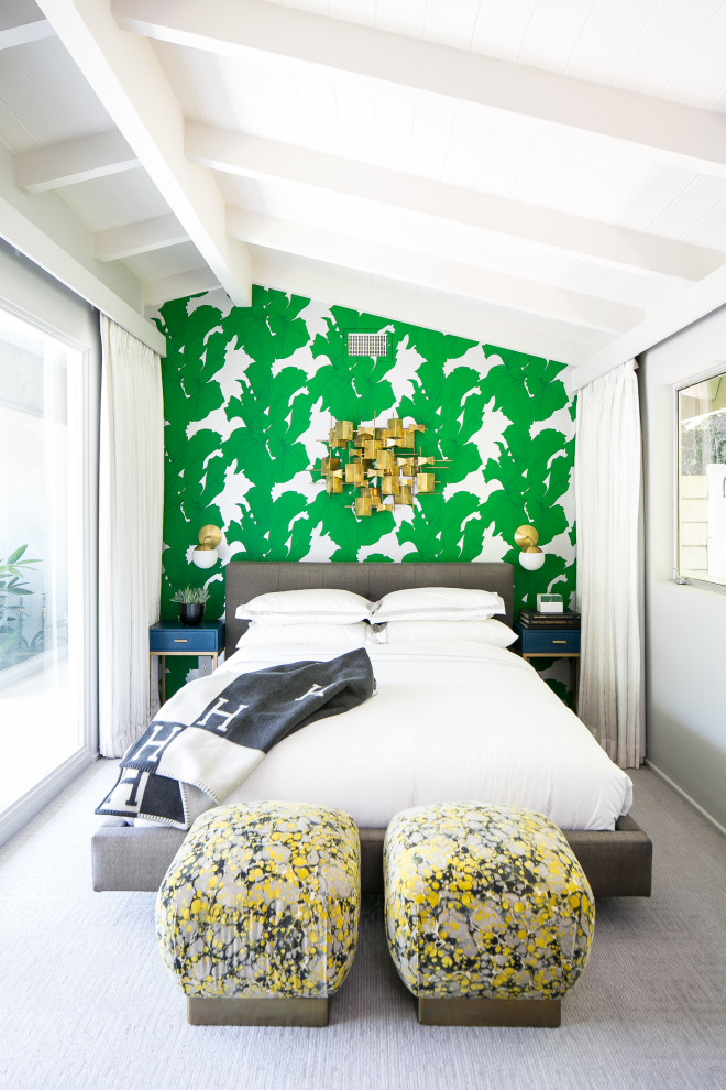 Идея дизайна: гостевая спальня среднего размера, (комната для гостей) в стиле ретро с ковровым покрытием, серым полом, сводчатым потолком, балками на потолке, обоями на стенах и зелеными стенами