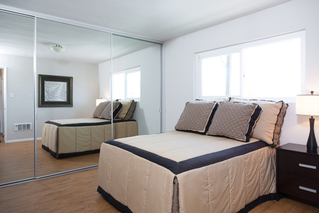 Esempio di una camera da letto moderna con pavimento in vinile