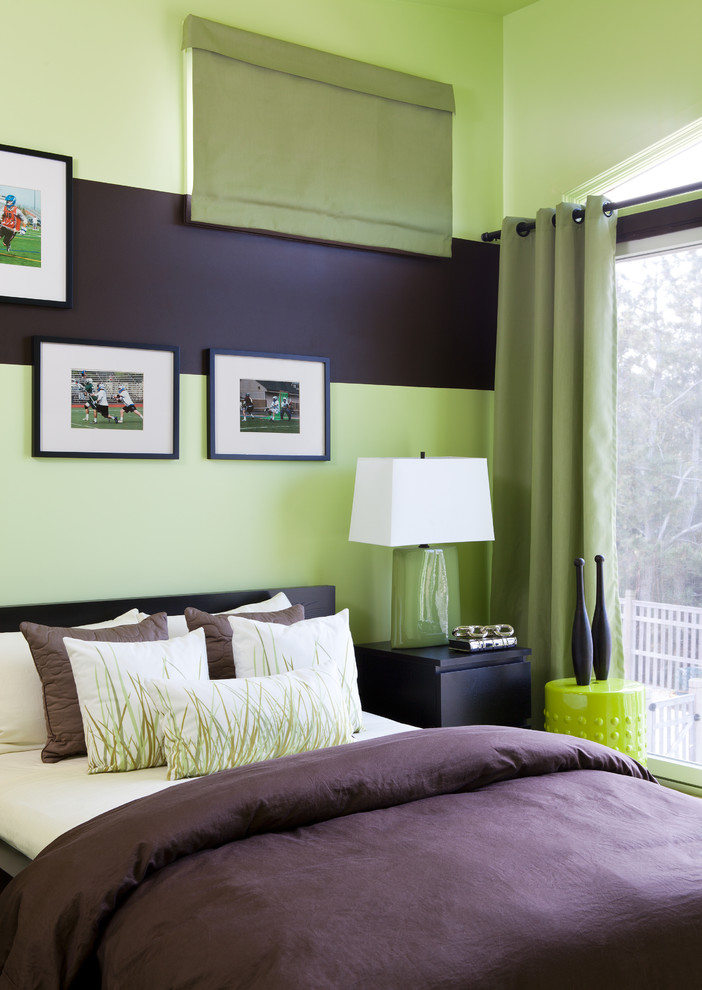 Kleines Maritimes Schlafzimmer mit grüner Wandfarbe, Teppichboden und braunem Boden in New York