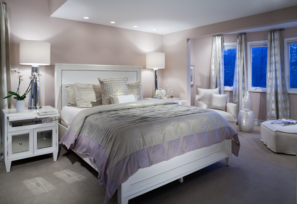 Источник вдохновения для домашнего уюта: большая хозяйская спальня в морском стиле с розовыми стенами, ковровым покрытием и бежевым полом