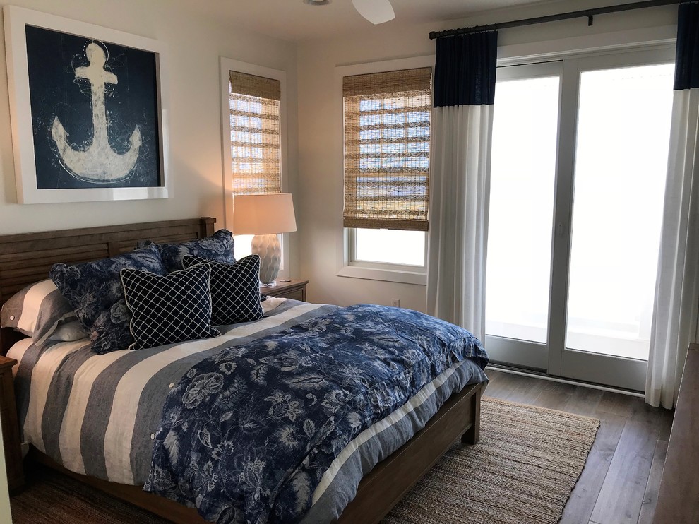 Foto di una camera degli ospiti costiera di medie dimensioni con pareti bianche, pavimento in legno massello medio, nessun camino e pavimento marrone