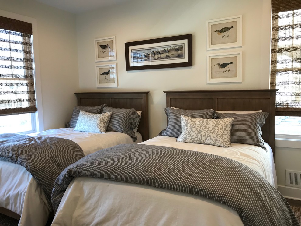 Aménagement d'une chambre d'amis bord de mer de taille moyenne avec un mur beige, un sol en bois brun et un sol marron.