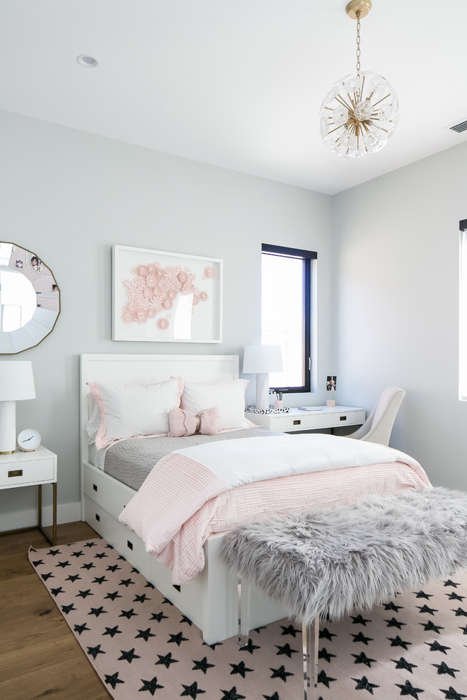 Exemple d'une chambre d'amis grise et rose moderne de taille moyenne avec un mur gris, parquet clair, aucune cheminée et un sol beige.