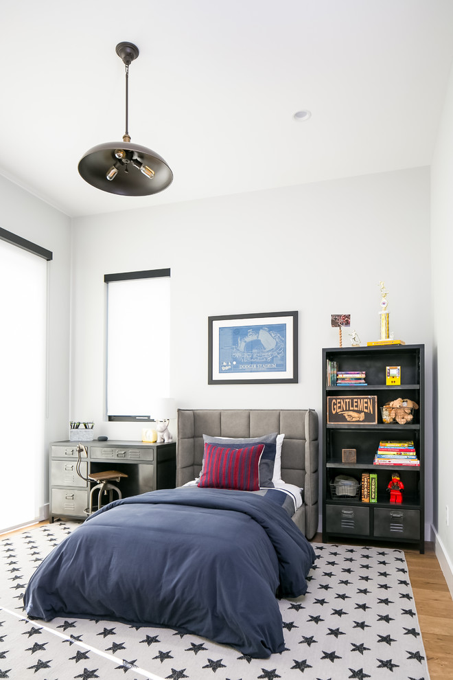 На фото: гостевая спальня среднего размера, (комната для гостей) в стиле модернизм с серыми стенами, светлым паркетным полом и бежевым полом без камина с