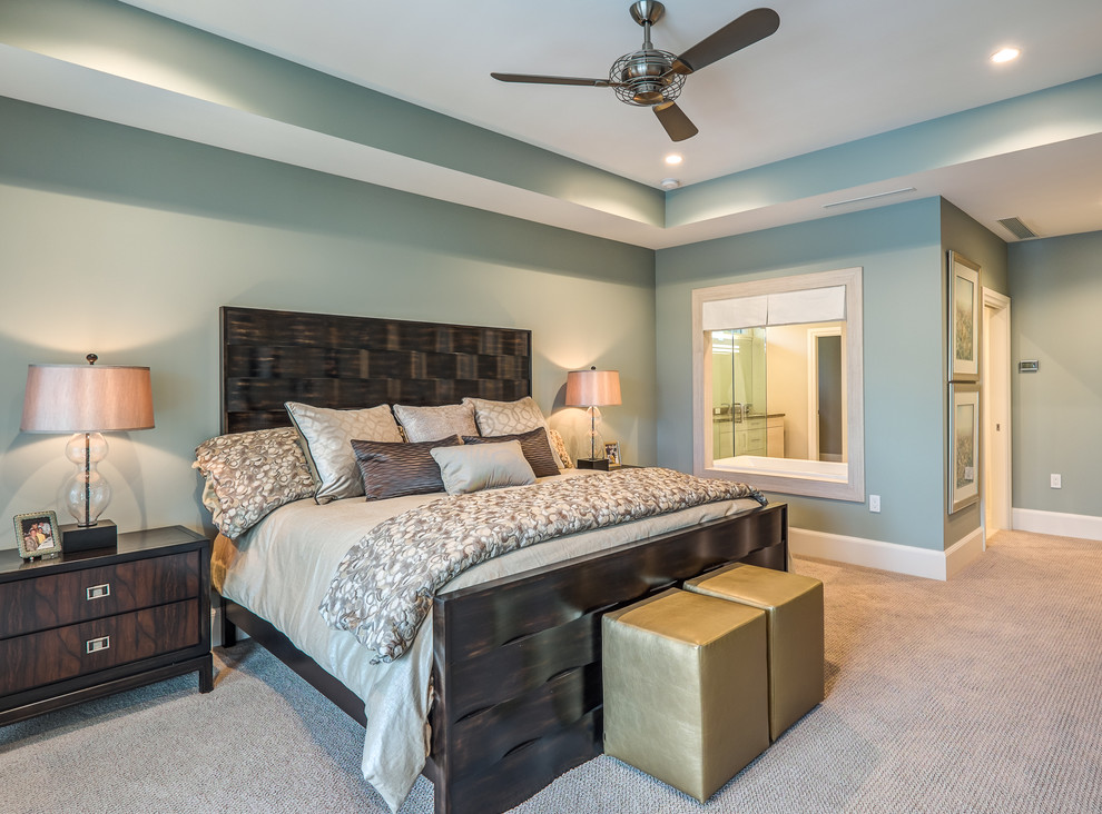Imagen de habitación de invitados tradicional renovada grande sin chimenea con paredes azules, moqueta y suelo beige