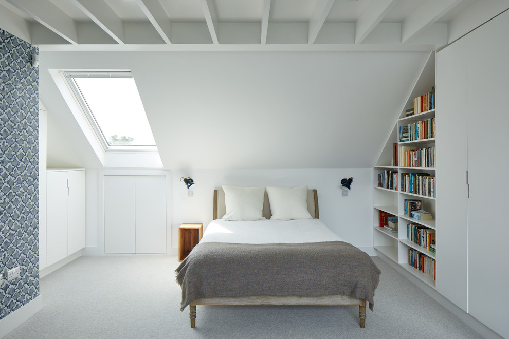 Foto på ett funkis sovrum, med vita väggar, heltäckningsmatta och grått golv