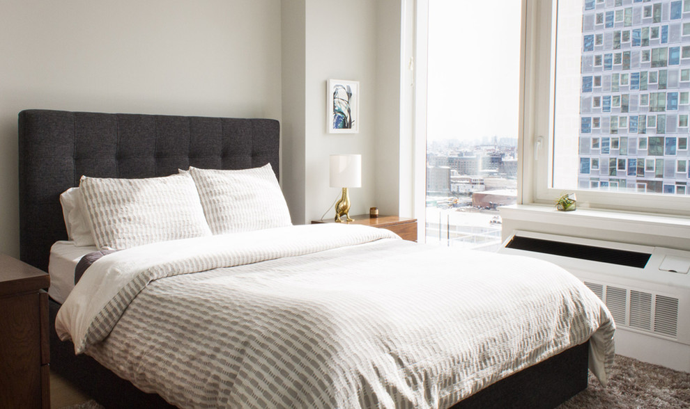 ニューヨークにある小さなミッドセンチュリースタイルのおしゃれな寝室 (グレーの壁、淡色無垢フローリング)