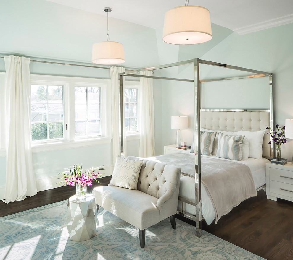 Imagen de dormitorio principal de tamaño medio con paredes azules y suelo de madera oscura