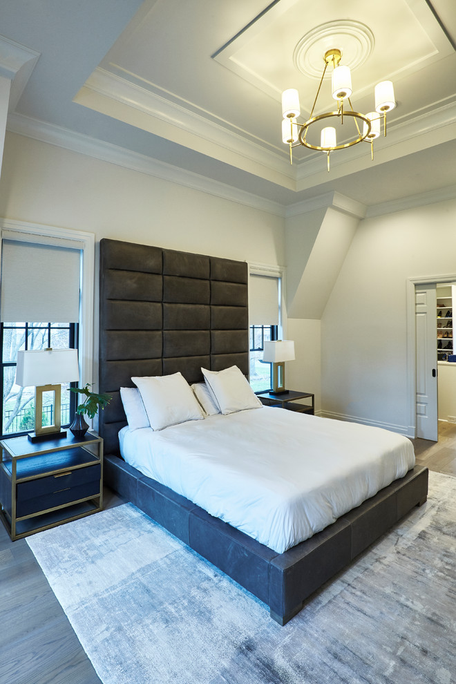 На фото: большая хозяйская спальня в стиле неоклассика (современная классика) с белыми стенами