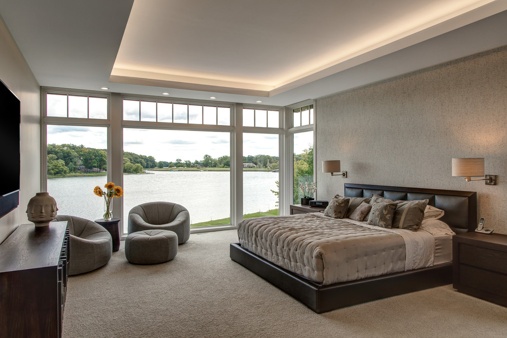 На фото: большая хозяйская спальня в современном стиле с серыми стенами, ковровым покрытием и серым полом без камина