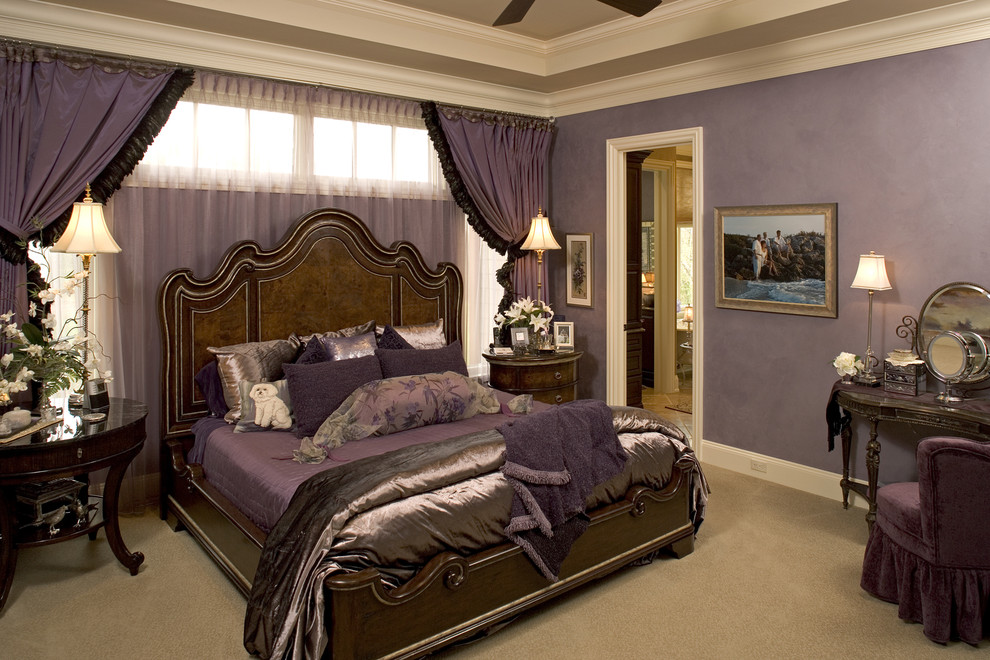 На фото: большая хозяйская спальня в классическом стиле с фиолетовыми стенами и ковровым покрытием без камина с