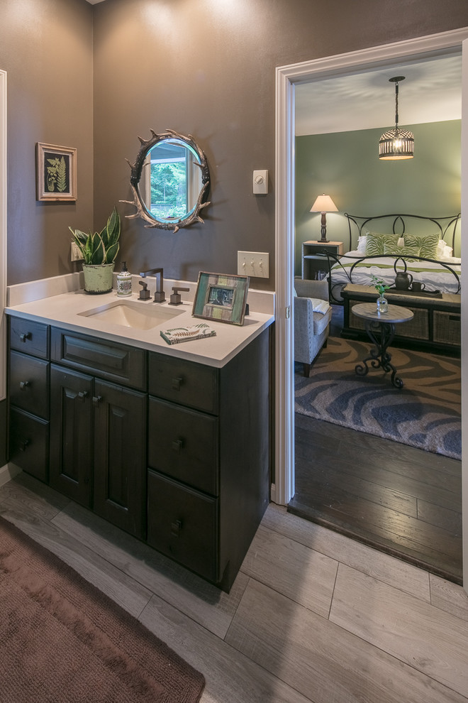 シャーロットにある広いトラディショナルスタイルのおしゃれな主寝室 (緑の壁、濃色無垢フローリング、茶色い床) のレイアウト