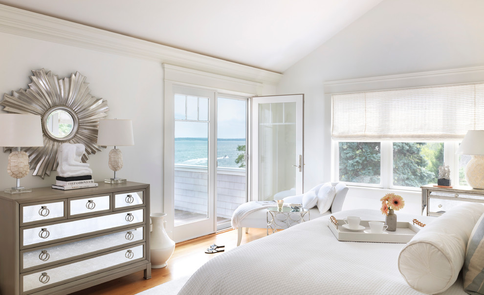 Esempio di una camera da letto costiera con pareti bianche, pavimento in legno massello medio e nessun camino