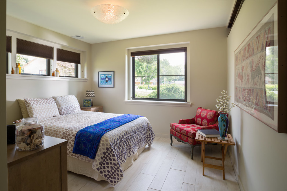Идея дизайна: гостевая спальня среднего размера, (комната для гостей) в стиле ретро с бежевыми стенами и полом из керамогранита
