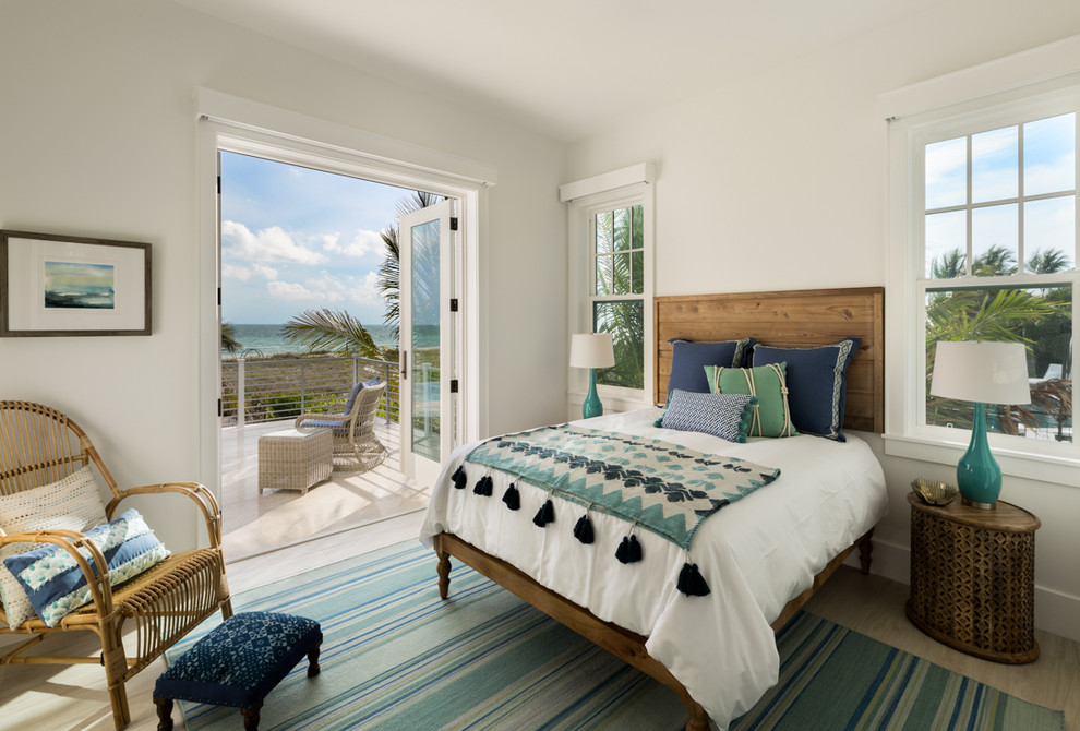 Maritimes Schlafzimmer mit weißer Wandfarbe in Tampa