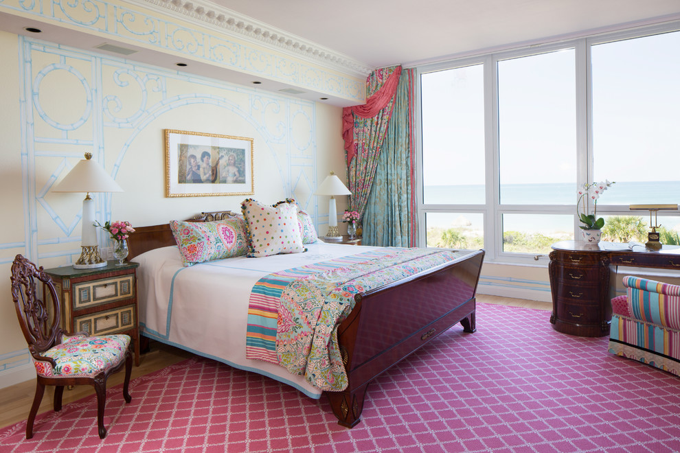 На фото: спальня в викторианском стиле с разноцветными стенами и паркетным полом среднего тона