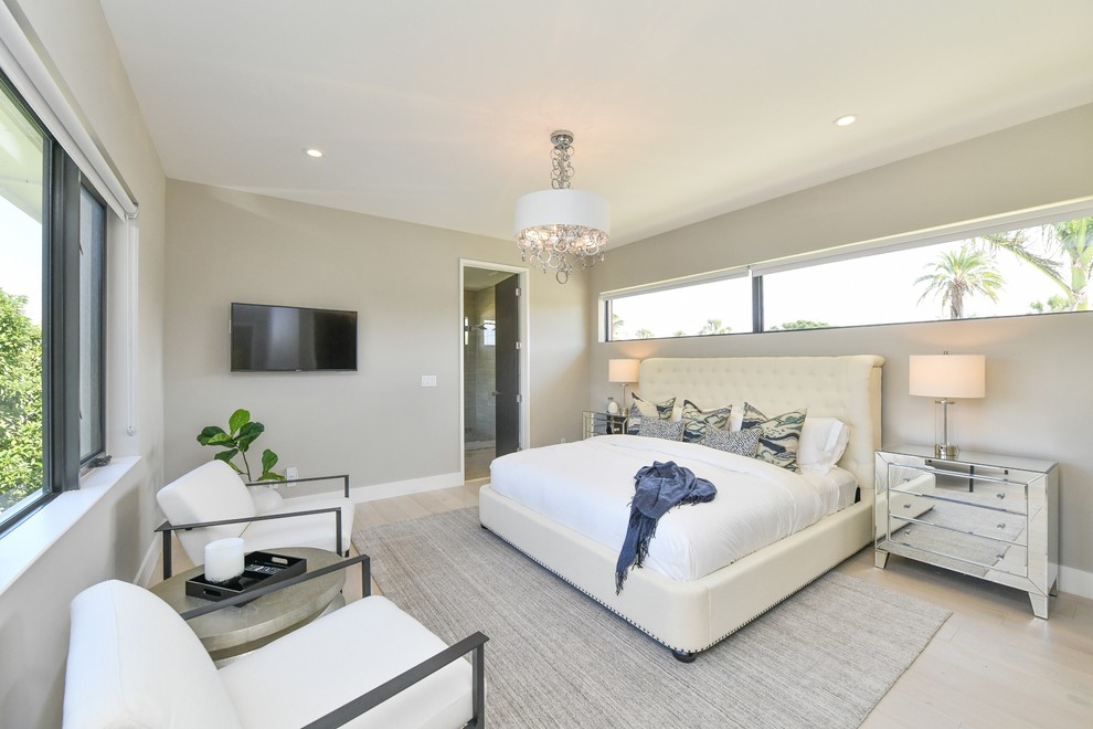 Mittelgroßes Modernes Hauptschlafzimmer ohne Kamin mit grauer Wandfarbe und beigem Boden in Tampa