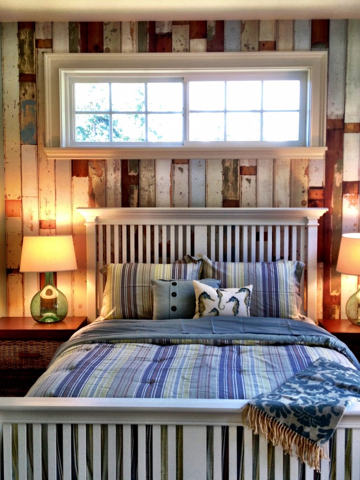 Immagine di una camera da letto stile marinaro con pareti multicolore