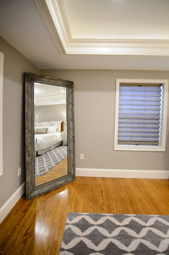 Идея дизайна: большая хозяйская спальня в стиле неоклассика (современная классика) с серыми стенами и паркетным полом среднего тона без камина