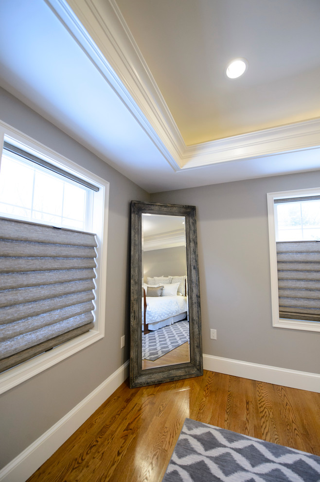 Идея дизайна: большая хозяйская спальня в стиле неоклассика (современная классика) с серыми стенами и паркетным полом среднего тона без камина