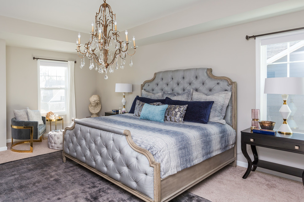 Стильный дизайн: хозяйская спальня среднего размера в викторианском стиле с бежевыми стенами и ковровым покрытием без камина - последний тренд
