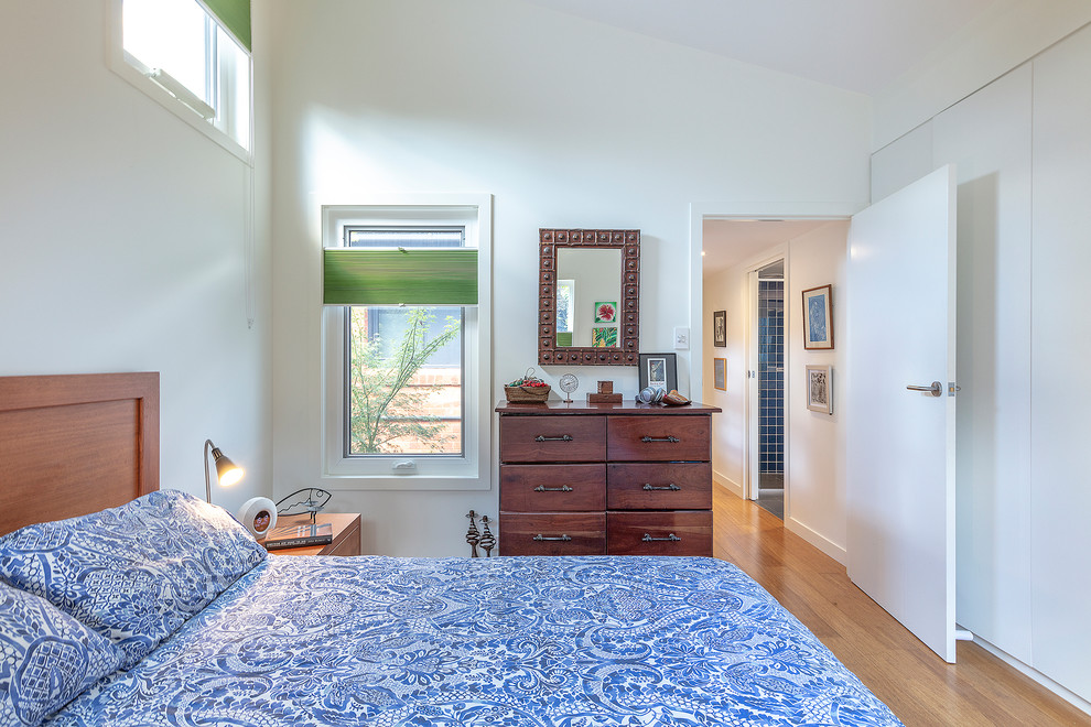 キャンベラにある小さなコンテンポラリースタイルのおしゃれな主寝室 (白い壁、竹フローリング、茶色い床) のレイアウト