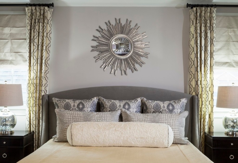 На фото: большая хозяйская спальня в классическом стиле с серыми стенами без камина
