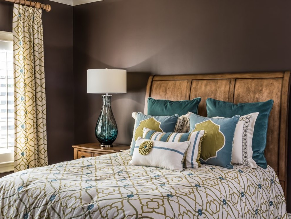 На фото: гостевая спальня среднего размера, (комната для гостей) в стиле неоклассика (современная классика) с коричневыми стенами без камина с