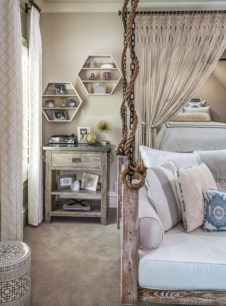 Foto de dormitorio principal romántico grande sin chimenea con paredes beige y moqueta