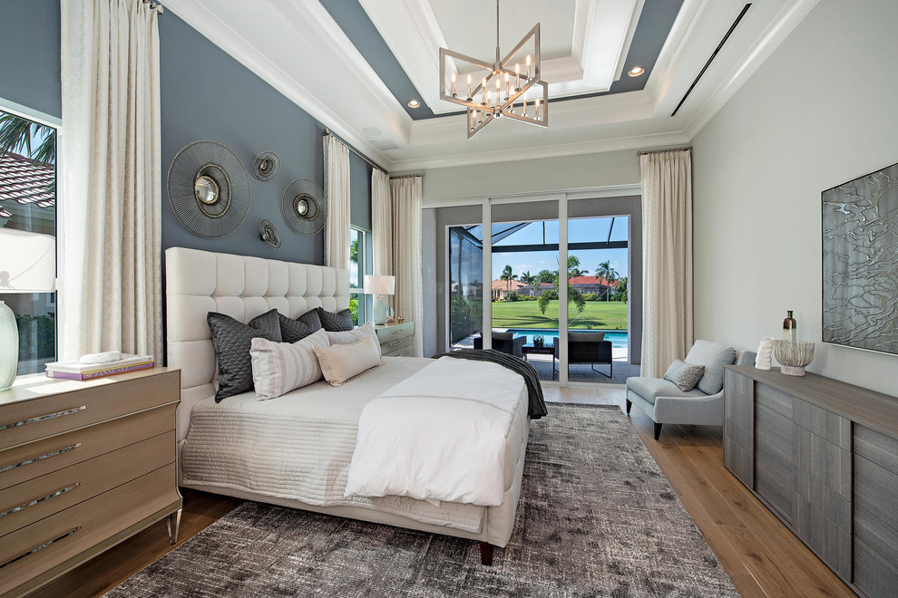 Klassisches Hauptschlafzimmer ohne Kamin mit grauer Wandfarbe und braunem Holzboden in Miami