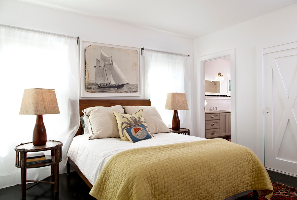 Modelo de dormitorio tradicional renovado con paredes blancas y suelo de madera oscura