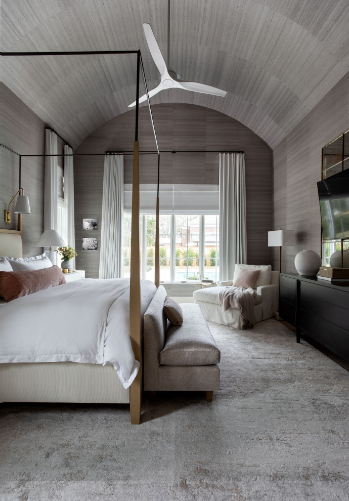 Идея дизайна: огромная хозяйская спальня в стиле неоклассика (современная классика) с серыми стенами, потолком с обоями, сводчатым потолком, обоями на стенах, ковровым покрытием и серым полом