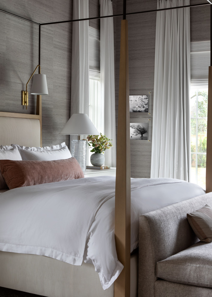 Diseño de dormitorio principal clásico renovado extra grande con paredes grises, suelo de madera en tonos medios, suelo marrón, papel pintado y papel pintado