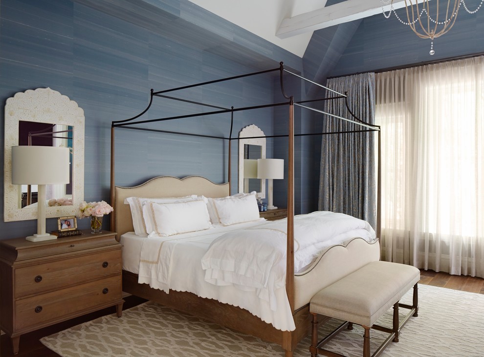 Источник вдохновения для домашнего уюта: хозяйская спальня в классическом стиле с синими стенами, темным паркетным полом и синими шторами