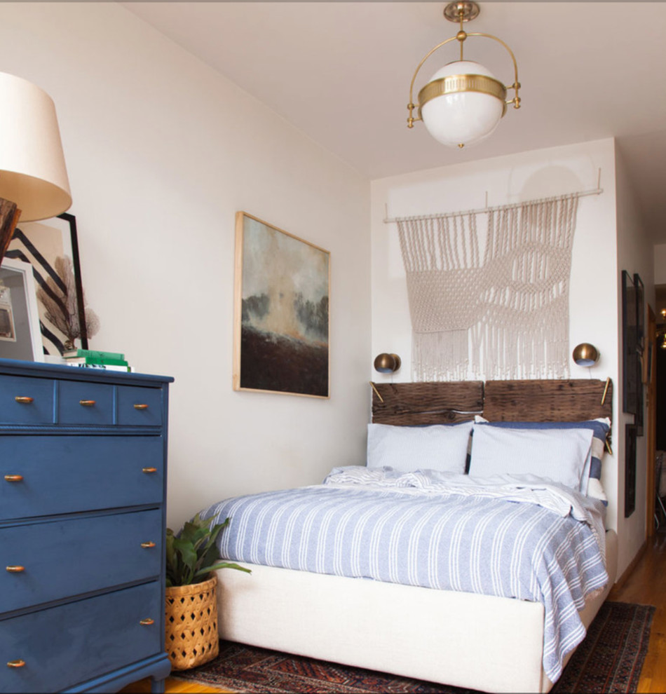 Imagen de habitación de invitados romántica de tamaño medio sin chimenea con paredes blancas y suelo de madera en tonos medios