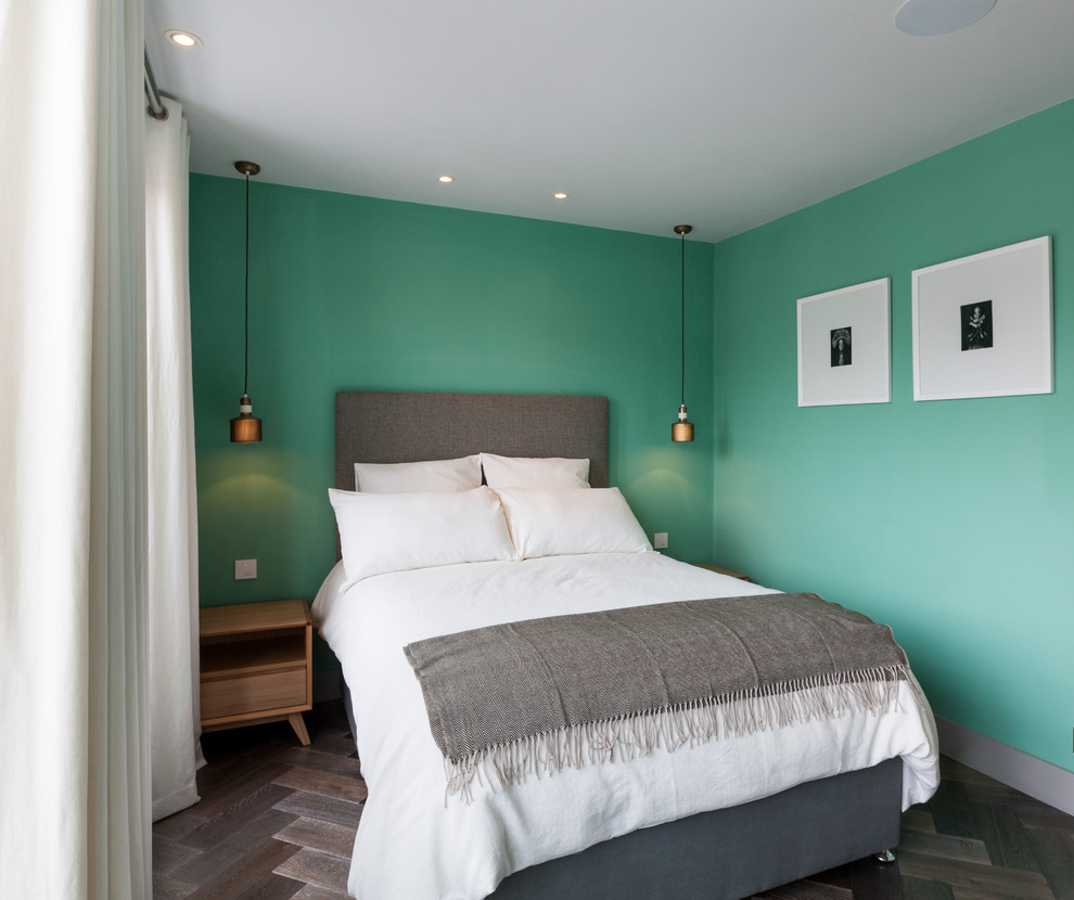 Пример оригинального дизайна: спальня в стиле неоклассика (современная классика) с зелеными стенами и паркетным полом среднего тона