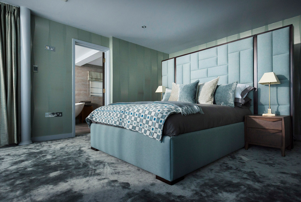 Стильный дизайн: хозяйская спальня в морском стиле с синими стенами и ковровым покрытием - последний тренд