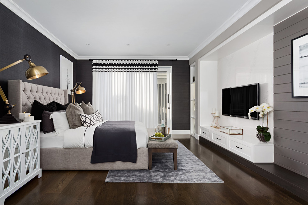 Klassisches Schlafzimmer ohne Kamin mit grauer Wandfarbe und dunklem Holzboden in Melbourne