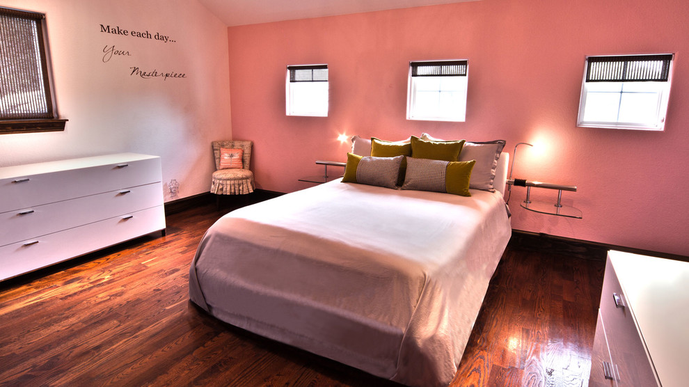 Exemple d'une chambre moderne de taille moyenne avec un mur rose, parquet foncé et aucune cheminée.