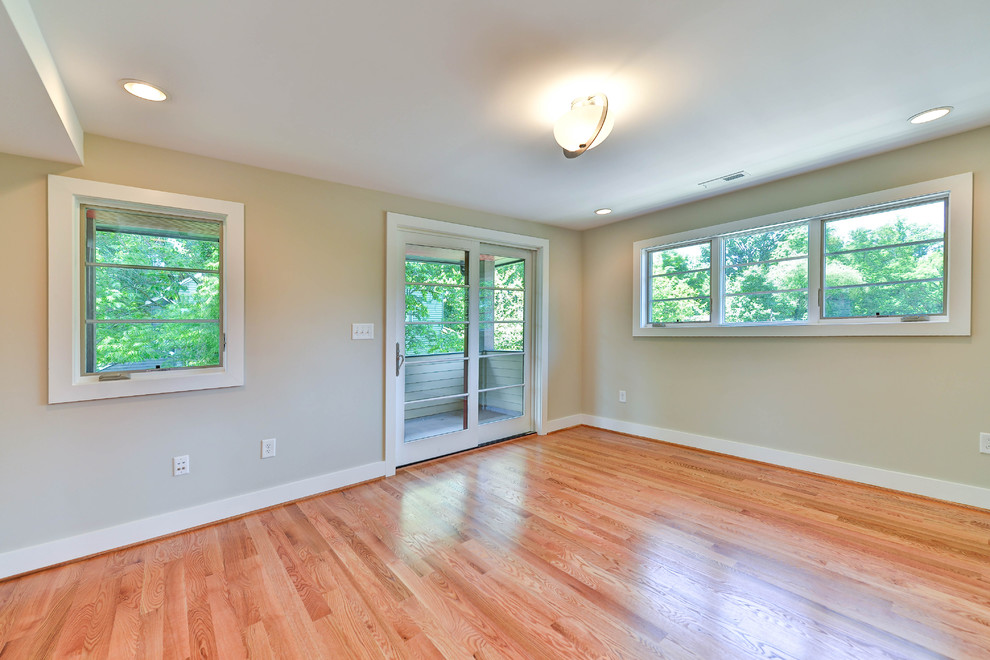 Idee per una camera matrimoniale minimalista di medie dimensioni con pareti beige e pavimento in legno massello medio
