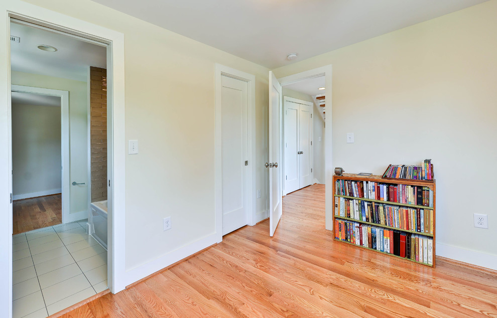 Idee per una camera da letto moderna di medie dimensioni con pareti beige e pavimento con piastrelle in ceramica
