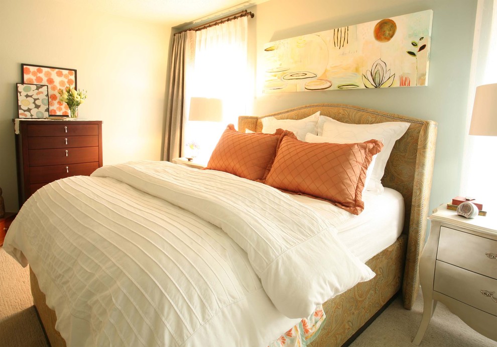 Foto de dormitorio principal tradicional renovado de tamaño medio sin chimenea con paredes azules y moqueta