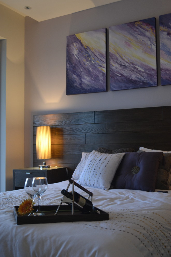 Стильный дизайн: маленькая хозяйская спальня в современном стиле с фиолетовыми стенами и полом из керамической плитки для на участке и в саду - последний тренд